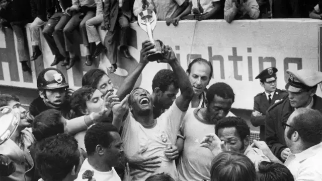 Pelé brandit la Coupe du monde en 1970.