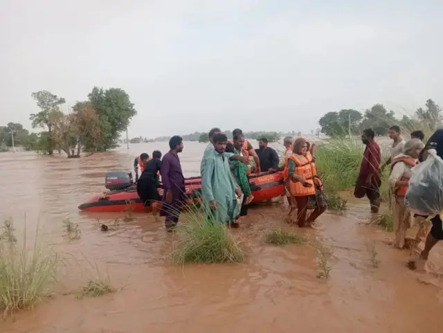 چارواکي وايي، د مرستندویانو لسګونه ډلې په بېلابېلو سیمو کې د ایسارو خلکو ژغورنې هڅې کوي.