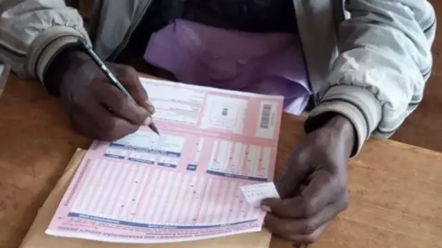 የፈተና ወረቀት ላይ የሚያጠቁር እጅ