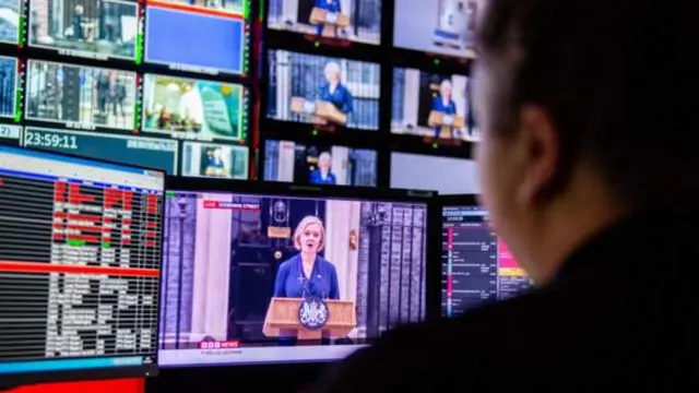 eeyan kan n wo Liz Truss bo ṣe n kọwe fi ipo rẹ silẹ.