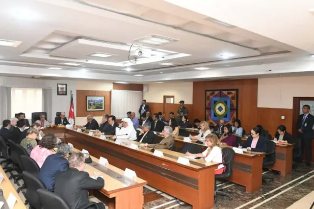 विभिन्न देशका राजदूतसँग छलफल गर्दै प्रधानमन्त्री