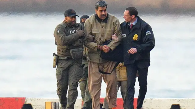 Nicolás Maduro aparece esposado tras aterrizar en un helipuerto de Manhattan, escoltado por agentes federales fuertemente armados mientras se dirigen a un vehículo blindado hacia un tribunal federal en Manhattan el 5 de enero de 2026 en la ciudad de Nueva York.