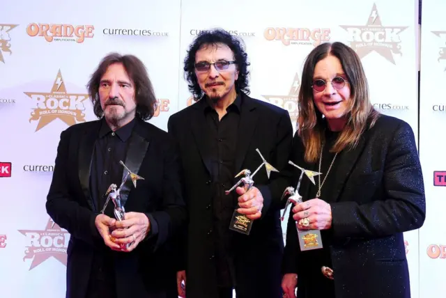(Soldan sağa) Black Sabbath'tan Geezer Butler, Tommy Iommi ve Ozzy Osbourne 2013 yılında Londra'da aldıkları ödüllerle. 
