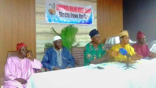 Àwọn ìdílé Laribikusi níbi ìpàdé àwọn akọ̀ròyìn tí wọ́n pè