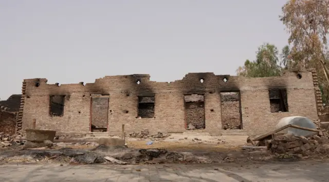 جیکب آباد میں محبت کی شادی کی سزا میں انتقاماً پورا گاؤں جلا دیا گیا