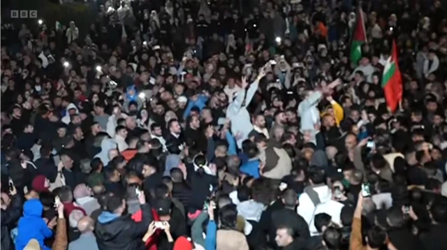 دواړه فلسطیني بندیان له خوشي کېدو وروسته د خوشالۍ په فضا کې د خلکو له خوا پر اوږو پورته کړل شول