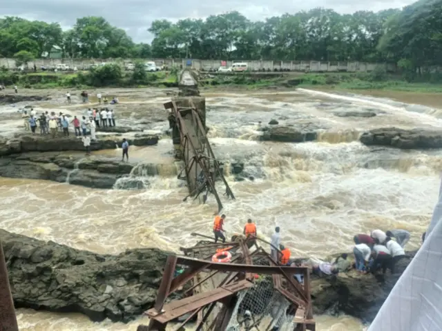 इंद्रायणी नदीवरील कोसळलेला पूल