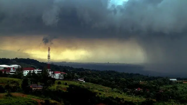 Awan mendung di kawasan Sentul, Kabupaten Bogor, Jawa Barat , Minggu (4/9/2022). Badan Meteorologi, Klimatologi, dan Geofisika (BMKG) mengungkapkan prakiraan musim hujan 2022 akan muncul lebih awal dibandingkan biasanya.