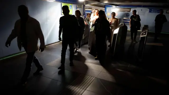 Пасажири залишають станцію метро після відключення електроенергії в Іспанії та Португалії в Мадриді, Іспанія, 28 квітня 2025 року.
