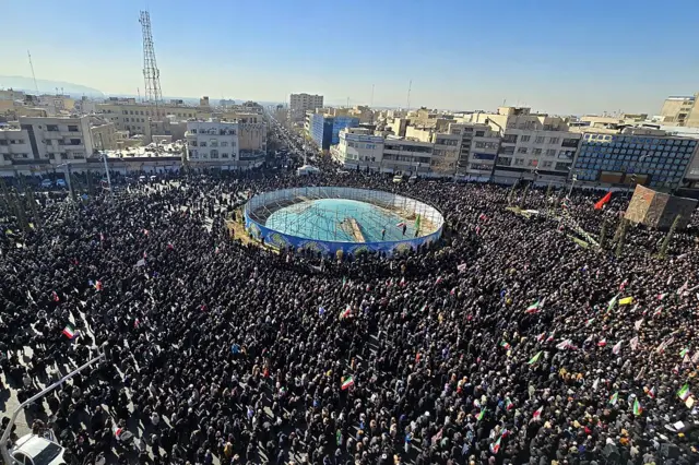Apoiadores em ato após a morte de Ali Khamenei em Teerã
