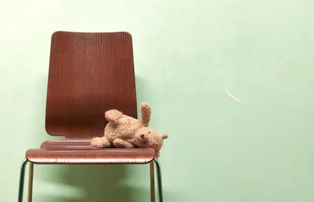 Boneka di atas bangku