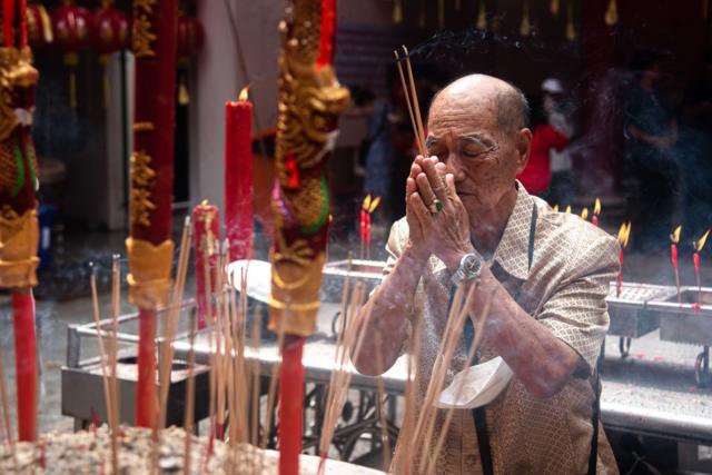 Житель Бангкока испрашивает благословение на грядущий год