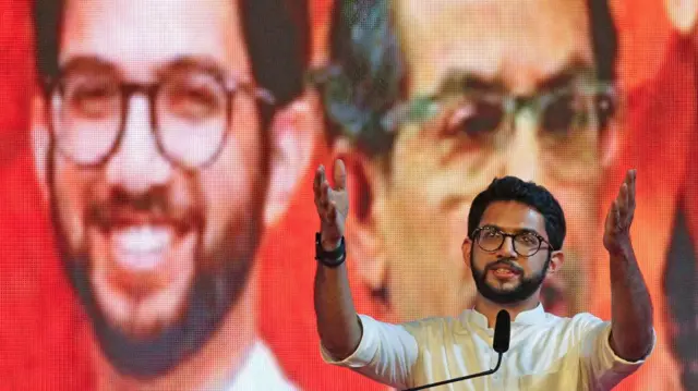  आदित्य यांच्या नेतृत्वाखाली शिवसेनेचा हा मुंबईतला पहिलाच असा मोठा मोर्चा असणार आहे. 