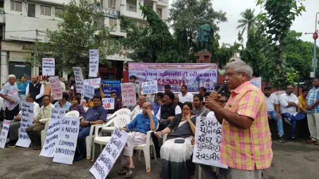 વિરોધ પ્રદર્શનો કરી રહેલા અધ્યાપકો