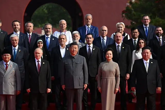 （前排从左到右）印尼总统普拉博沃、俄罗斯总统普京、中国国家主席习近平和夫人彭丽媛、朝鲜领导人金正恩。 