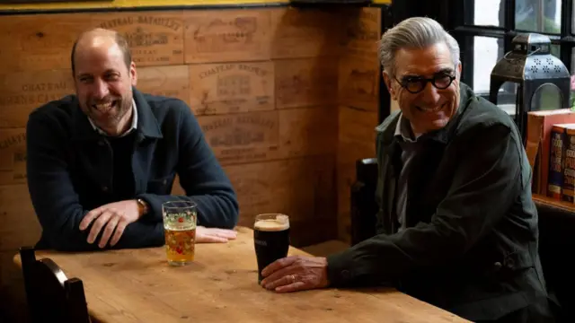 الأمير ويليام (يسار) مع الممثل يوجين ليفي