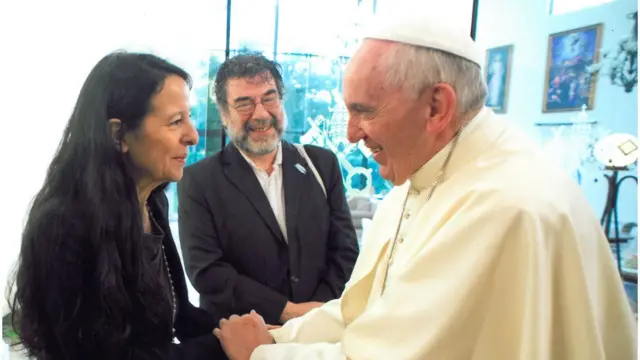 Ana María Careaga con el papa Francisco en Asunción, Paraguay. 