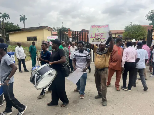 Foto of drummers wey look like say dem dey play drum for di protesting lecturers.