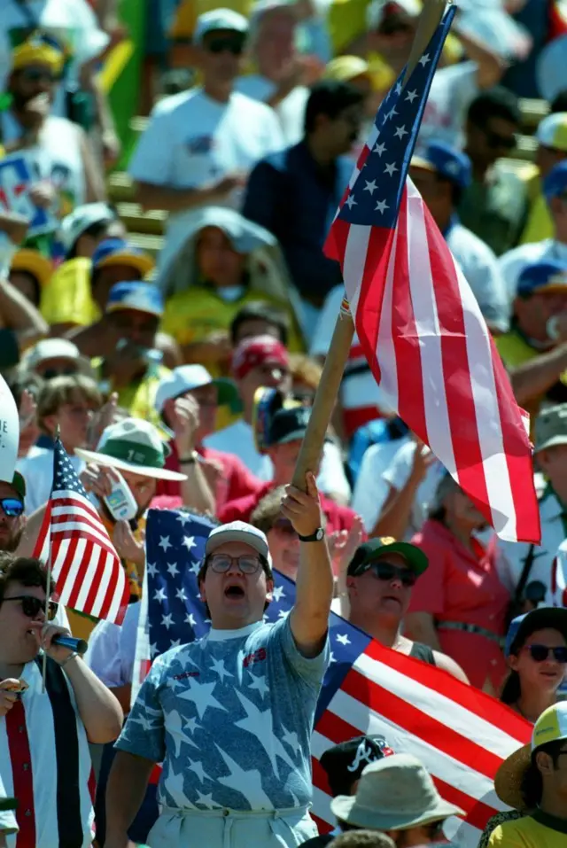 Torcedores americanos e brasileiros durante a Copa de 1994