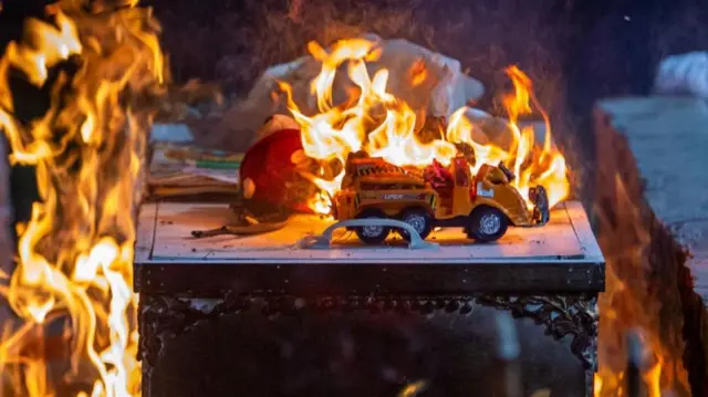 พิธีฌาปนกิจศพเหยื่อผู้เสียชีวิตในเหตุกราดยิงที่ จ. หนองบัวลำภู ที่ส่วนใหญ่เป็นเด็กเล็ก