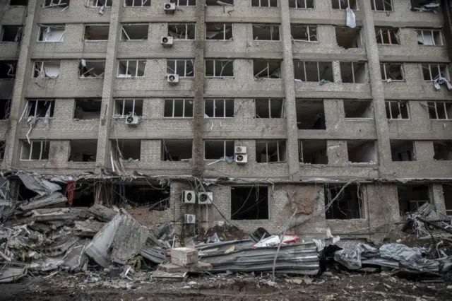 યુક્રેનની રાજધાની કીવમાં હુમલામાં એક ઇમારતને નુકસાન થયું છે