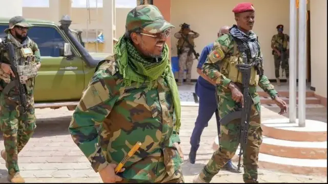 Madaxwayne Xasan sheekh oo ku labisan dariiska ciidanka