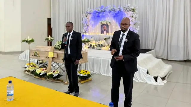 Aimé Uyisenga (ibumoso) avuga kuri mukuru we, iburyo bwe hari Me Gashema umwe mu bunganiye Karasira mu rubanza rwe