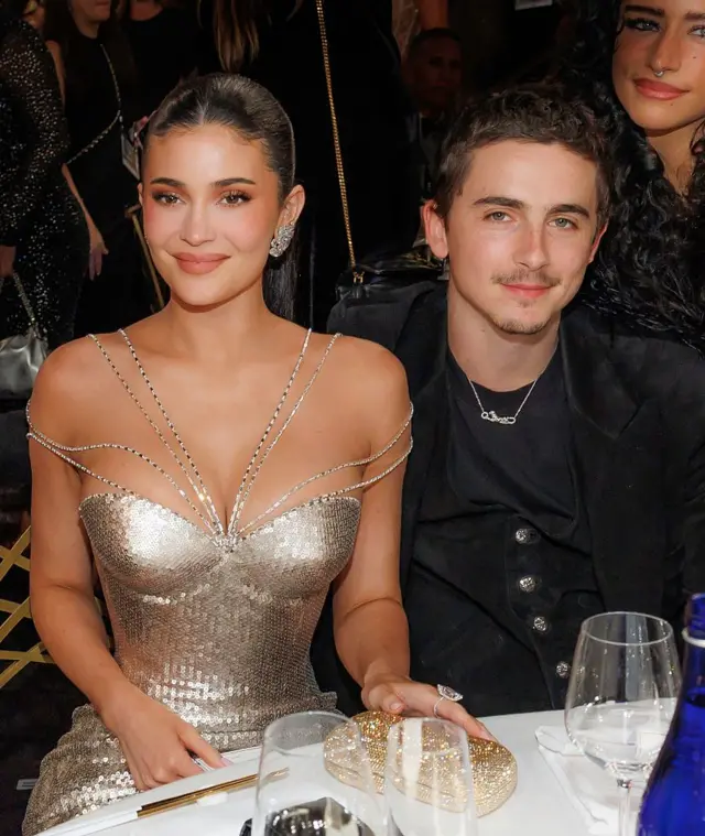 Timothée Chalamet y su pareja Kylie Jenner en la cena de los Globos de Oro.