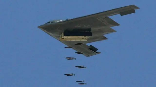 Un B2 de EE.UU. lanzando bombas