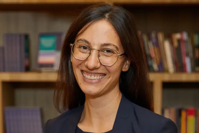 Kathleen Bush-Joseph, analyste politique du groupe de réflexion Migration Policy Institute, sourit.