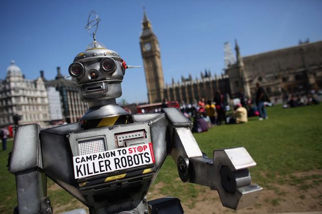 تصویر یک آدم آهنی با شعار کارزار مقابله با ربات‌های آدمکش جلوی پارلمان بریتانیا