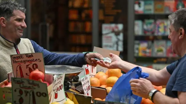 Homem comprando alimentoapostas vip onlinemercado