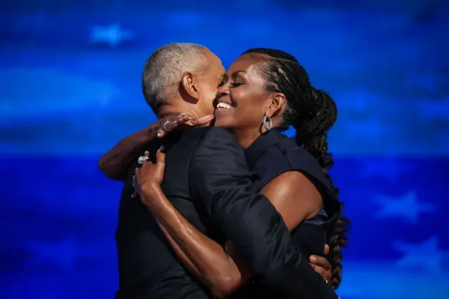 Barack e Michelle Obama se abraçam