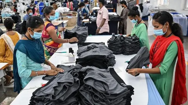 भारताचं टेक्सटाइल्स क्षेत्र आधीच ट्रम्प यांच्या टॅरिफच्या अडचणींना तोंड देतं आहे