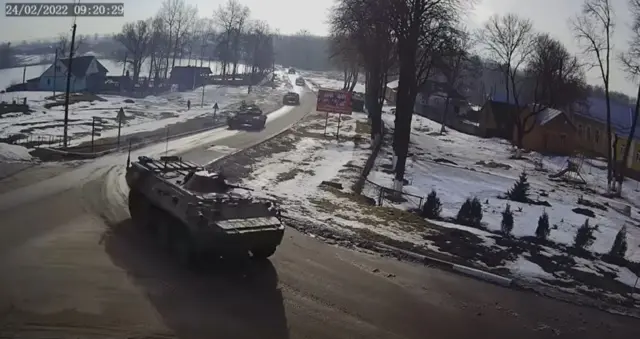 Одна з колон бронетехніки росіян на Сумщині 24 лютого 2024 року
