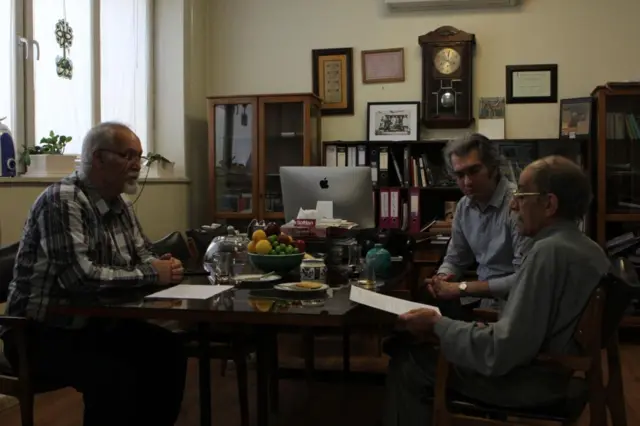 از راست جمشید شمیرانی، فرید خردمند و محمد موسوی در دفتر انتشارات ماهور