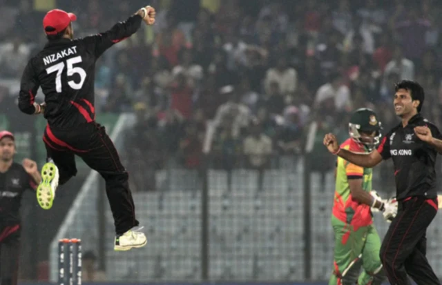 ২০১৪ সালের টি২০ বিশ্বকাপে বাংলাদেশের বিরুদ্ধে জয়ের পর খুশির ভঙ্গিতে হংকং-এর তিন ক্রিকেটার