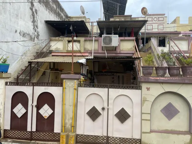 રાજકોટના ગોકુલ પાર્કમાં આવેલું રાજેશ સરકારિયાનું ઘર (એસી લગાડેલું)