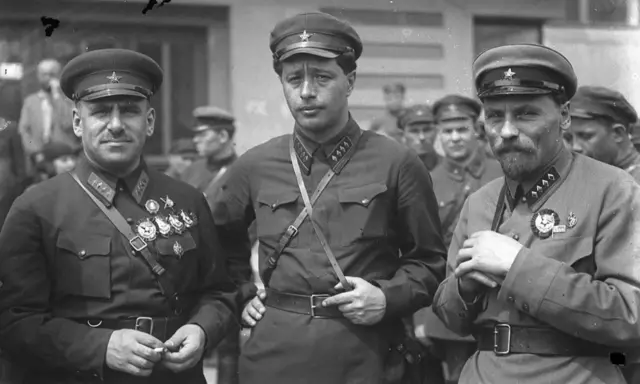 Василь Блюхер (ліворуч) з червоноармійцями у Хабаровську