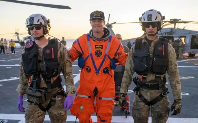 Jeremy Hansen leave di flight deck afta im return