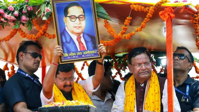 ড. বি আর আম্বেদকরের ছবি হাতে শোভাযাত্রায় বিজেপির সাবেক রাষ্ট্রীয় সাংগঠনিক প্রধান নীতিন নবীন 