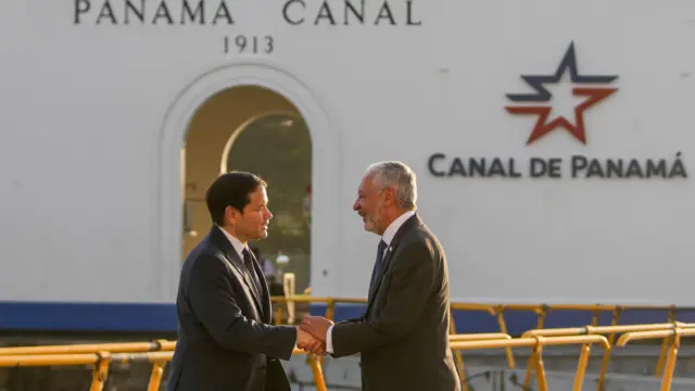 Marco Rubio saluda a Ricaurte Vasquez, director de la Administración del Canal de Panamá. 