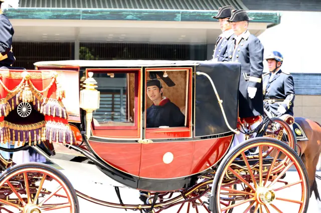 Принц в черном в карете красного и черного цветов