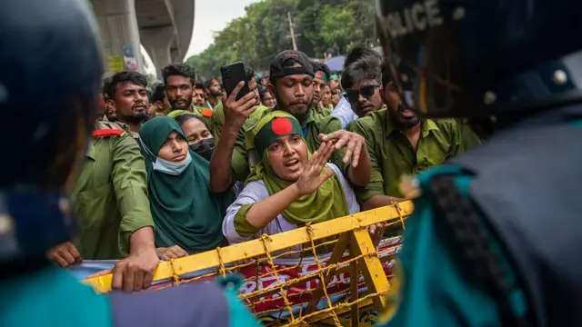 ডিপ্লোমা ইন নার্সিং এবং ডিপ্লোমা ইন মিডওয়াইফারি কোর্সকে স্নাতক সমমানের স্বীকৃতি দেওয়ার দাবিতে শাহবাগ মোড়ে অবস্থান নিয়ে আন্দোলন করেন নার্সিং শিক্ষার্থীরা