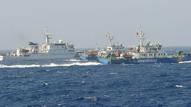 Truyền thông Việt Nam ngày 16/5 đã trích dẫn ý kiến chuyên gia nói rằng Viện Grandview "vu cáo, bóp méo sự thật". Ảnh tàu cảnh sát biển Việt Nam và tàu hải cảnh Trung Quốc đối đầu vào ngày 15/5/2014 liên quan đến vụ hạ đặt giàn khoan Hải Dương 981.