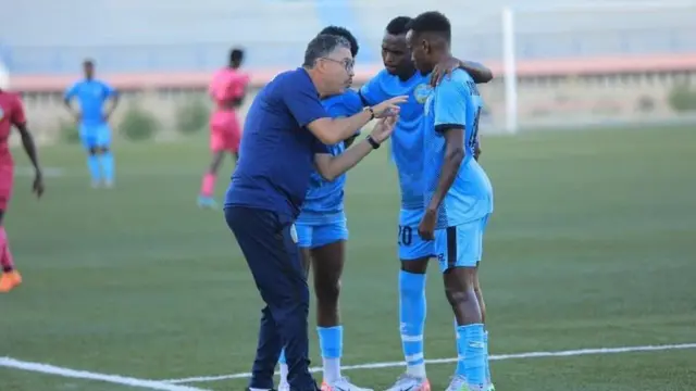 Tababare Rachid Lousteque oo tilmaamaya qaar ka mid ah ciyaartoyda Soomaaliya