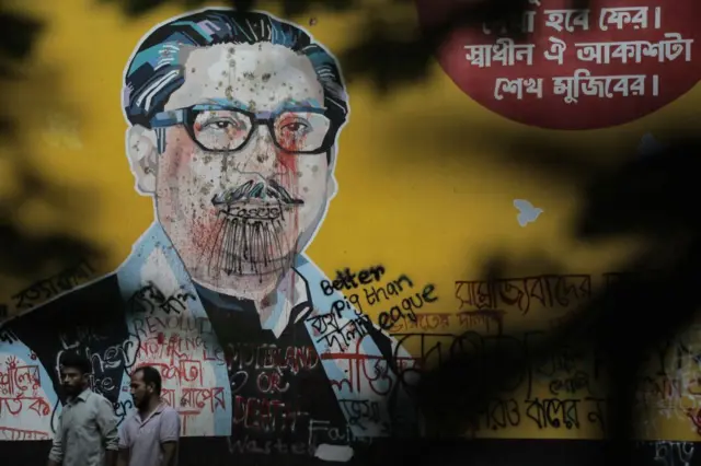 शेख मुजीबुर्रहमान, प्रदर्शनकारियों के निशाने पर हैं. 