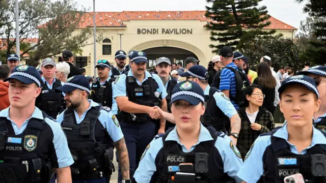 افسران پولیس در مراسم یادبود قربانیان حمله بوندی بیچ