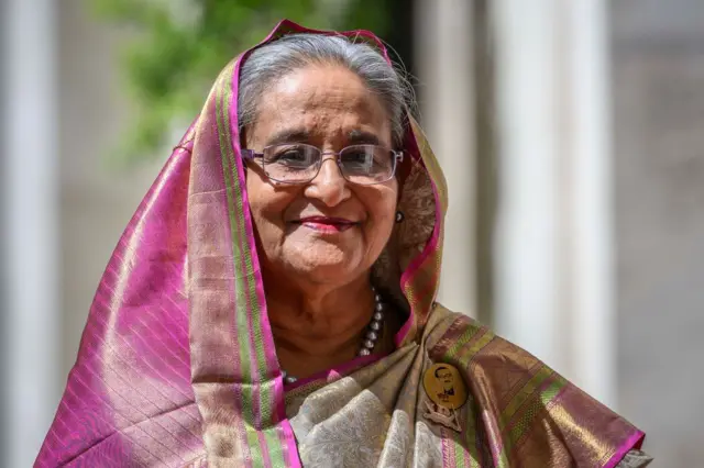 Primeira-ministra Sheikh Hasina com sari rosa