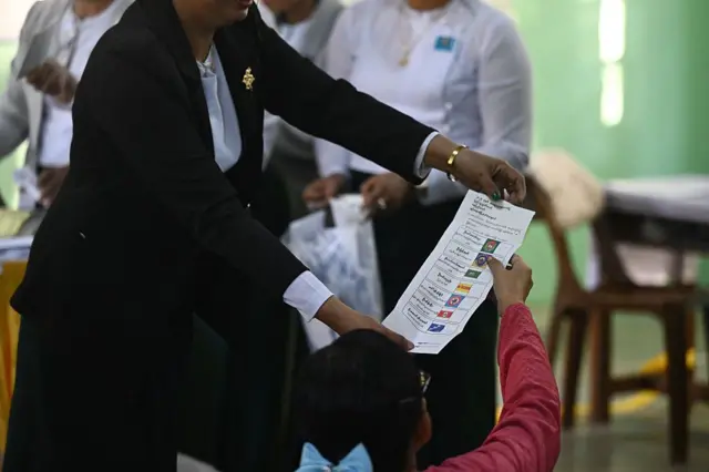 မဲရုံပိတ်အပြီး မဲတွေ ရေတွေ နေစဥ်။ ၂၈ ဒီဇင်ဘာ၊ ၂၀၁၅၊ နေပြည်တော်။